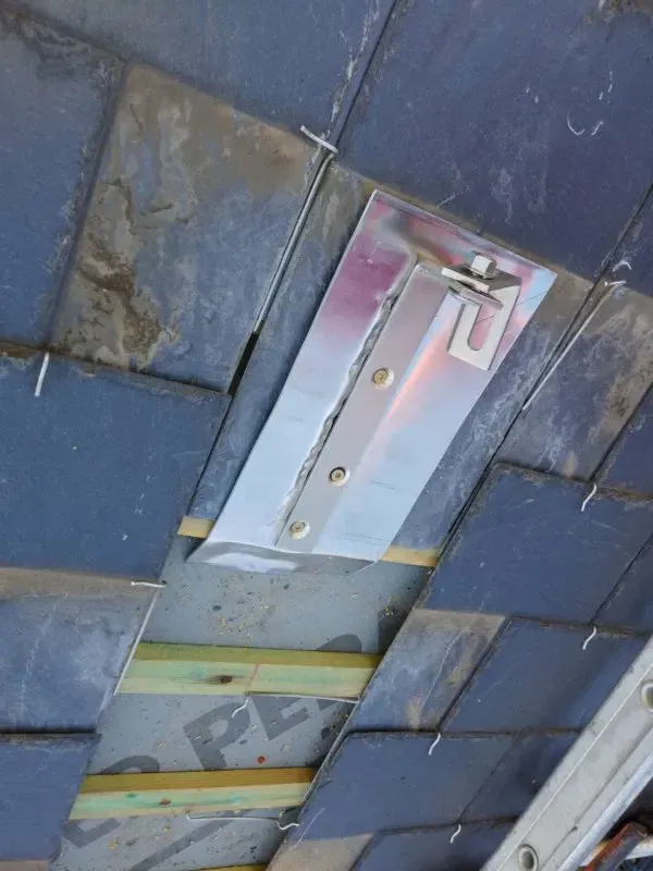 Étape 4 : Visser le crochet dans les chevrons