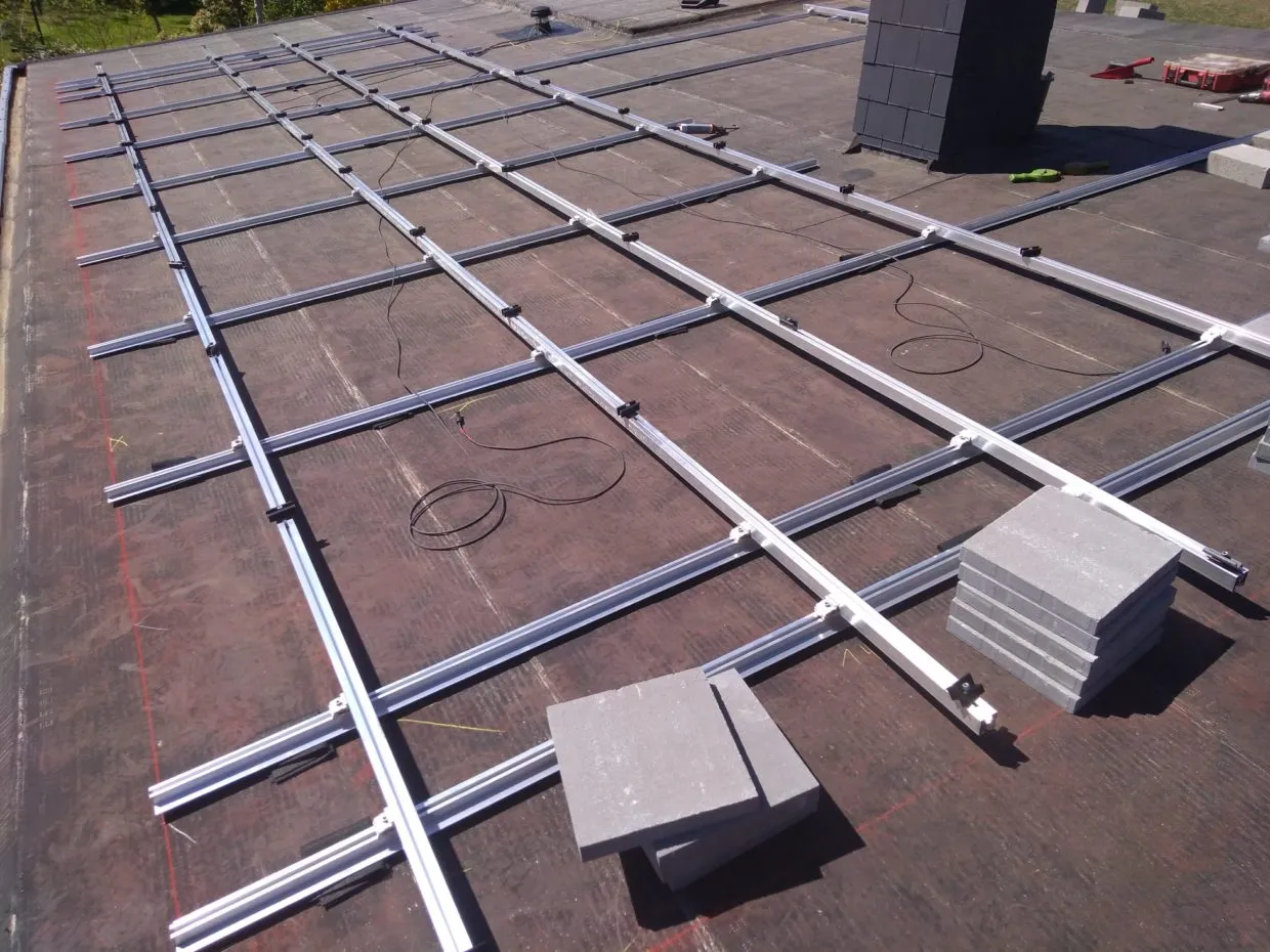 Panneaux sur une toiture roofing inclinée