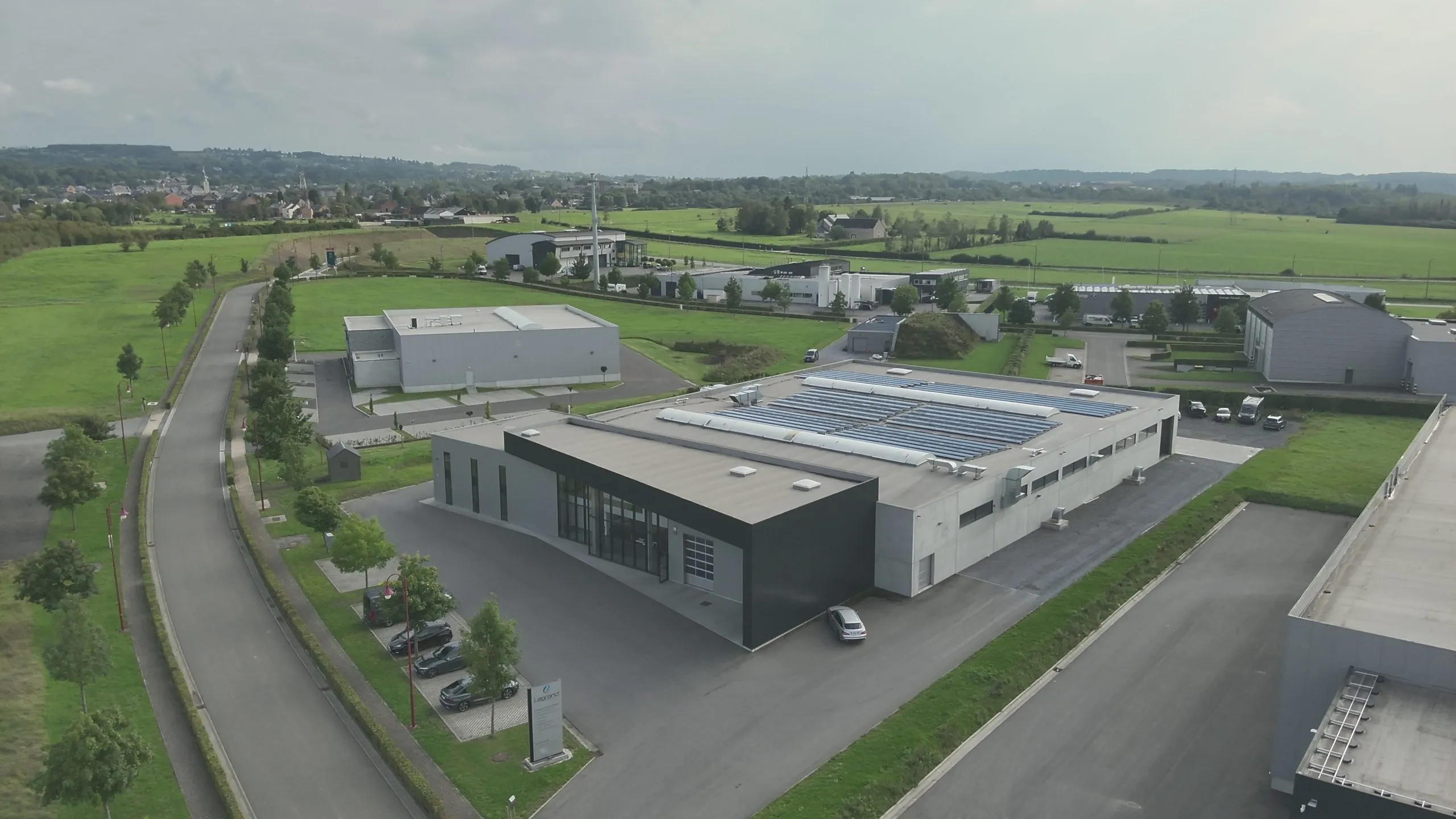 Vue drone toiture panneaux